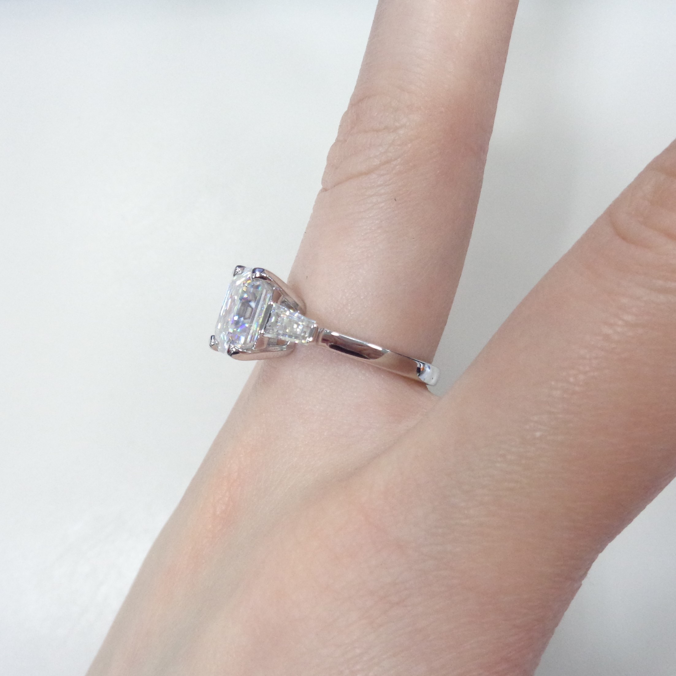 Серебряное кольцо с муассанитами